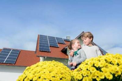 Photovoltaikanlagen auf Haus © altrendo images/Stockbyte/Thinkstock